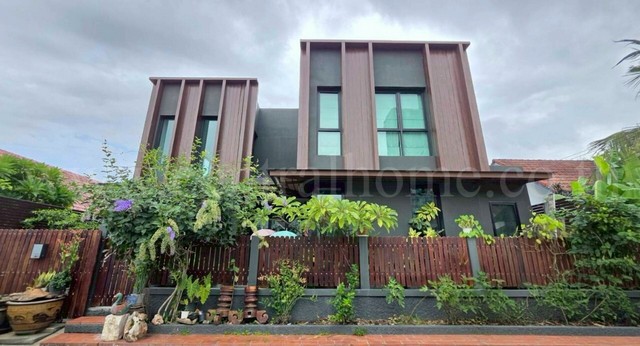 รหัสทรัพย์ : 6575บ้านเดี่ยว บ้านปลาทอง ศรีนครินทร์ รีโนเวทใหม่&nbsp;ใกล้ MRT สถานีศรีด่าน &nbsp;ที่ตั้ง&nbsp;:&nbsp;ถนนศรีนครินทร์ ตำบลสำโรงเหนือ อำเภอเมืองสมุทรปราการ สมุทรปราการ 10270รายละเอียดทรัพย์- บ้านเดี่ยว 2&nbsp;ชั้น ขนาดพื้นที่ดิน 64&nbsp;ตารางวา พื้นที่ใช้สอย 249&nbsp;ตารางเมตร- 6&nbsp;ห้องนอน, 3&nbsp;ห้องน้ำ,&nbsp;1 ห้องนั่งเล่น, 2&nbsp;ห้องรับแขก, 2&nbsp;ห้องครัว- แอร์ 7&nbsp;เครื่อง, ปั้มน้ำ+แทงค์น้ำ 1 ชุด- พื้น�