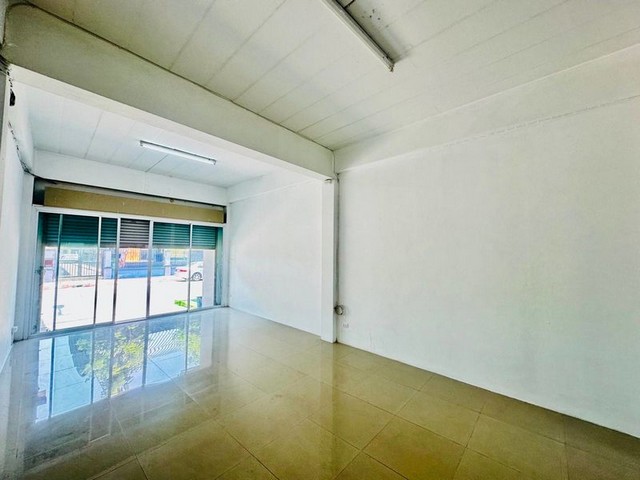 พร้อมเข้าอยู่10กันยายน2568  เช่า อาคารพานิชย์ 3ชั้นบนทำเลทองตรงข้ามสนามกีฬาส่วนจังหวัดชลบุรี