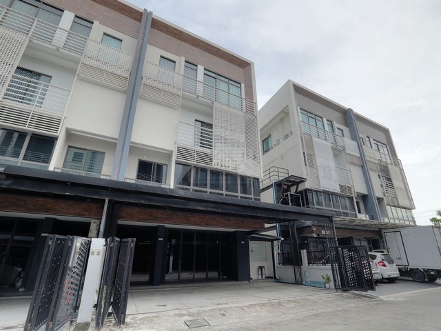 ขายโฮมออฟฟิศสไตล์โมเดิร์น 4 ชั้น DISTRICT ดิสทริค เอกมัย-รามอินทรา (รามอินทรา 40) ชุดเฟอร์ ระบบแอร์, ระบบ LAN และ Wi-Fi พร้อมใช้งาน