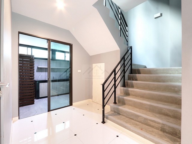 ขายโฮมออฟฟิศสไตล์โมเดิร์น 4 ชั้น DISTRICT ดิสทริค เอกมัย-รามอินทรา (รามอินทรา 40) ชุดเฟอร์ ระบบแอร์, ระบบ LAN และ Wi-Fi พร้อมใช้งาน