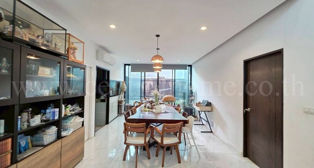 บ้านเดี่ยว บ้านปลาทอง ติดถนนศรีนครินทร์  รีโนเวทใหม่