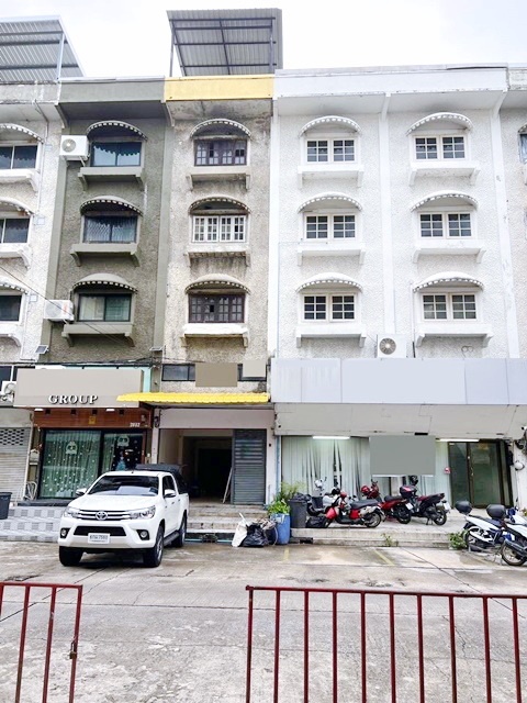 เพียง 299 ม ใกล้ MRT ลาดพร้าว 101 ให้เช่าอาคาร 4 ชั้น 20ตร.วา 320ตร.ม. 4นอน ปากซอยมี 7-11. ลาดพร้าว 126-132 ใกล้เดอะมอลล์ บางกะปิ 1.0 กม. 