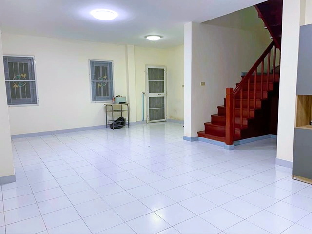 มาร์เก็ตวิลเลจ รังสิต 1.9กม. เลียบลำลูกกาคลอง 4 ให้เช่าบ้าน2ชั้น  38ตร.วา.  3 นอน  พร้อมเฟอร์ 3 แอร์ ร่มรื่น รร. นานาชาติสยาม 2 กม.