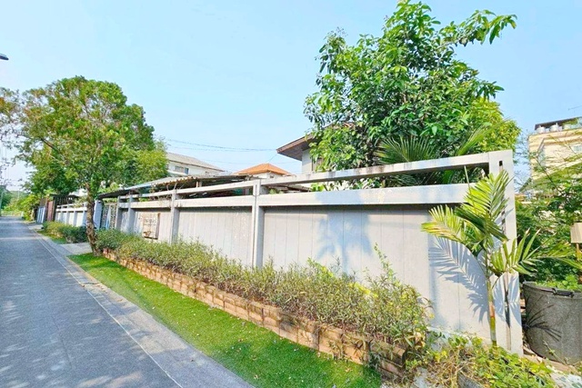 BTS ห้าแยกลาดพร้าว 900 ม ขาย-เช่าบ้านเดี่ยว 2 ชั้น สไตล์บ้านสวน พร้อมที่จอดรถ เซ็นทรัลลาดพร้าว 1.1 กม. ยูเนี่ยนมอลล์ 1.2 กม. 