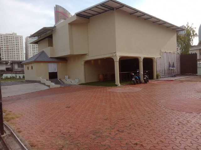 ให้เช่าบ้านเดี่ยว2ชั้นเนื้อที่307ตารางวา จอดรถได้8-10คัน เหมาะทำร้านอาหาร, คลินิก, ออฟฟิศ ราคาเช่าเดือนละ120,000บาท