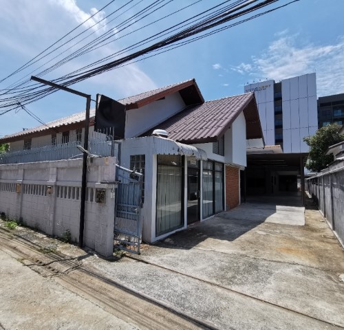 ให้เช่าบ้านเดี่ยว2หลัง160ตร.ว300 ตร.ม ห่างBTSสถานีภาวนาเพียง100เมตร จอดรถได้ 5-6 คัน แอร์ 4 เครื่อง จดทะเบียนได้ เช่า 70000บาท/เดือน ถนน