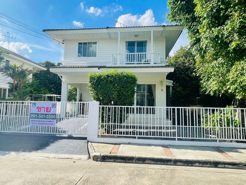 บ้านเดี่ยว 2 ชั้น (รีโนเวทใหม่) ซอย 4/23 ห้องนอน 2 ห้องน้ำพื้นที่ 51 ตร.ว. พื้นที่ใช้สอย 122 ตร.ม.ภายในบ้านตกแต่งใหม่(โทนสีขาว)มีสวนล้อมรอบด้านข้างทั้งด้านซ้ายและด้านขวาของตัวบ้าน มีพื้นที่สามารถสร้างห้องได้อีกหนึ่งห้องหน้าบ้านหันทางทิศใต้จอดรถในบ้านได้ 2 คันค่าส่วนกลาง 900 บาทต่อเดือนถนนภายในหมู่บ้านกว้างประมาณ 16 เมตร ซอยหน้าบ้านถนนกว้างประมาณ 10 เมตรราคา 3,390,000 บาทTel