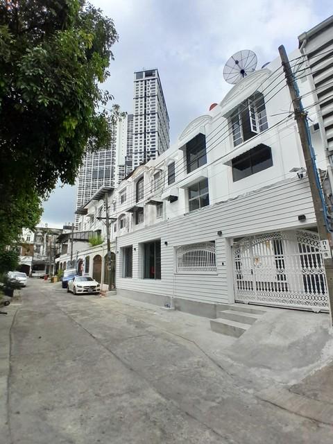 ขายทาวน์เฮ้าส์ 3 ชั้น 2 คูหา 52 ตรว. ย่านพระราม 9 ซอย 11 ( พร้อมผู้เช่า Yield 6.2% ต่อปี )