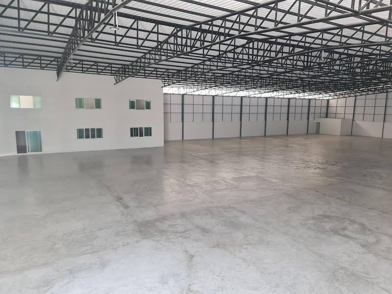 ให้เช่าโกดัง บางนา กม.5 พื้นที่ 2,200 ตารางเมตร แบ่งเช่าได้ เริ่มเข้าอยู่ได้ ตุลาคม 2568สนใจติดต่อคุณบัว (Agent)โทร: 093-646-4597LINE: Bua093โกดังให้เช่า ทำเลบางนา-ตราด กม.5พื้นที่รวม 2,200 ตารางเมตร ราคาเช่า 105 บาท/ตร.ม. + VAT 7%เข้าใช้งานได้ตั้งแต่เดือนตุลาคม 2568สามารถแบ่งเช่าได้ ขนาด 1,100 ตารางเมตรเงื่อนไข: ประกัน 3 เดือน + ค่าเช่าล่วงหน้า 1 เดือน + ค่าแรกเข้า 100,000 บาทหากเช่าทั้งหลัง 2,200 ตารางเมตร ไม่ต้อ