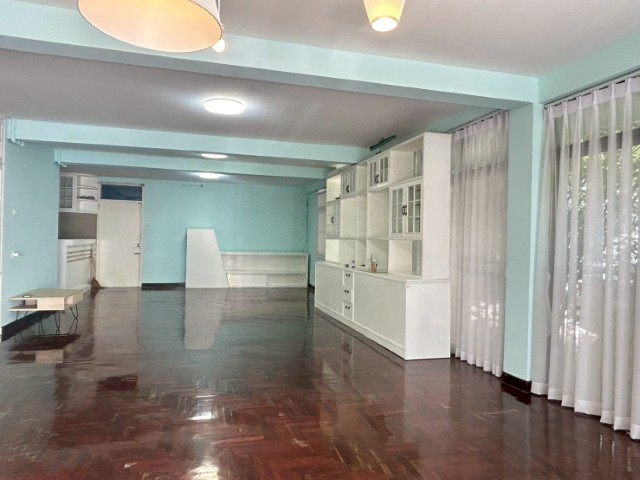 บ้านเดี่ยวให้เช่าใกล้สี่แยกรัชดาลาดพร้าว136 ตร.ว 4นอน3น้ำ1แม่บ้านจอดรถในบ้านได้5-6คันปรับปรุงใหม่ทั้งหลังจดทะเบียนได้เช่า65000บาทถนนลาดพร้าว