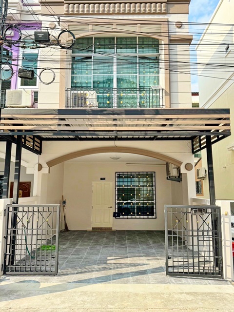 MRTโชคชัย4 1.26กม. ให้เช่าทาวน์โฮม 3 ชั้นหลังมุม 25ตร.วา. 300ตร.ม. เฟอร์นิเจอร์ Built-in ทั้งหลัง รร.นานาชาติโอ๊คเบอรี 2.6 กม. 4นอน 4 น้ำ 