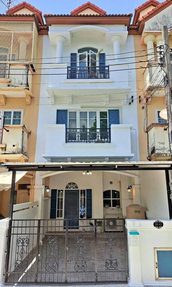 3 ห้องน้ำ 1 ห้องครัว 7 ห้องอเนกประสงค์ ที่จอดรถ 2 คันเครื่องปรับอากาศ 7 ตัว เครื่องทำน้ำอุ่น 1สถานที่ตั้ง:https://maps.app.goo.gl/ufN2W34XkwSwzMYx5คุณอุ๋ยTEL   :   0958195559 LINE  :  @infinitycondoWECHAT : auiroomrentFACEBOOK : @Infinityrichrealestate.co.tldemail : Infinityrich.realestate@gmail.com www.auicondo.con*** รับฝากขาย/เช่า อสังหาริมทรัพย์ ทุกประเภท *** รับขายฝาก คอนโด บ้าน ทาวน์เฮ้า ที่ดิน โกดังในเขต              กรุงเทพฯ ปริมณฑล และ ต่างจังหวัด             รับจำนอง ขายฝาก ฝากขาย        ***รับปรึกษาสินเชื่