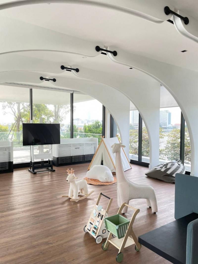 1 ห้องนอน 1 ห้องน้ำ เช่า 23,000 บาทเฟอร์นิเจอร์เครื่องใช้ไฟฟ้า ทีวี เครื่องซักผ้า ไมโครเวฟ เครื่องทำน้ำอุ่นใกล้ Icon Siam, BTS กรุงธนบุรี รถตู้รับส่ง BTS, เรือรับส่งสถานที่ตั้ง:https://maps.app.goo.gl/HyWi3PdEF2XJgrbc8คุณอุ๋ยTEL   :   0958195559 LINE  :  @infinitycondoWECHAT : auiroomrentFACEBOOK : @Infinityrichrealestate.co.tldemail : Infinityrich.realestate@gmail.com www.auicondo.con*** รับฝากขาย/เช่า อสังหาริมทรัพย์ ทุกประเภท *** รับขายฝาก คอนโด บ้าน ทาวน์เฮ้า ที่ดิน โกดังในเขต              กรุงเทพฯ ปริมณฑล และ 