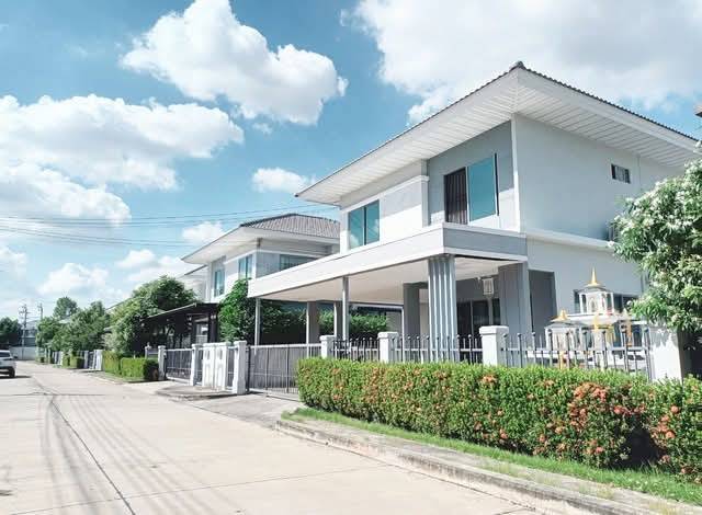 4 ห้องนอน 4 ห้องน้ำ 1 ห้องแต่งตัว 1 ห้องรับแขก 1 ห้องทานข้าว 1 ครัว 2 จอดรถ ชั้นบน 3 ห้องนอน 2 ห้องน้ำ 1 ห้องแต่งตัวชั้นล่าง1 ห้องรับแขก 1 ห้องทานข้าว กั้นกระจกแบ่งโซน 1 ห้องน้ำ กั้นแบ่งโซน 1 ห้องครัว มีที่พักข้างบ้าน ทั้ง 2 ข้างเฟอร์นิเจอร์เครื่องใช้ไฟฟ้า แอร์เพดาน 3 ตัว ปั้มน้ำ แท็งค์น้ำสิ่งอำนวยความสะดวก คลับเฮ้าท์ ค่าสวนกลาง 25 บาท/ตร.ว.สถานที่ใกล้เคียง รร.นานาชาติสิงคโ�