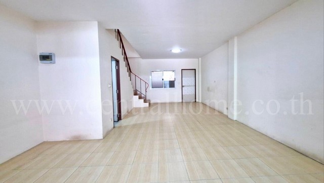 R1 ทาวน์โฮม 3 ชั้น เชิงพาณิชย์ หมู่บ้าน ฉัตรหลวง 13 ใกล้ แยกสันติสุข