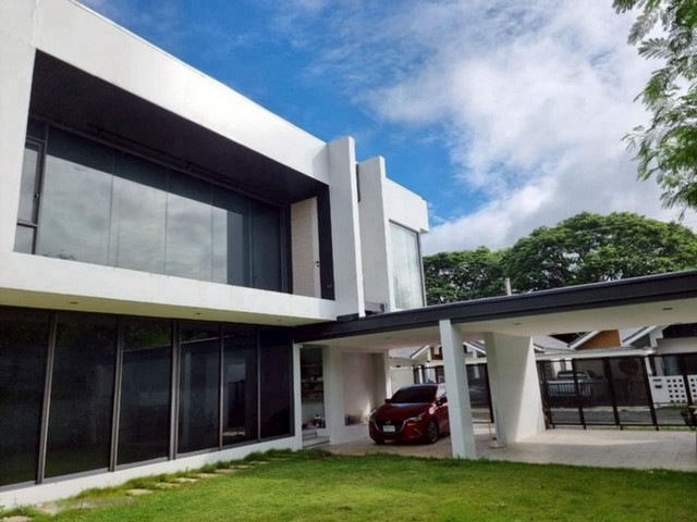 บ้านเดี่ยว โมเดิร์นสไตล์  ทำเลดี ต้นเปส วันกำแพง เชียงใหม่