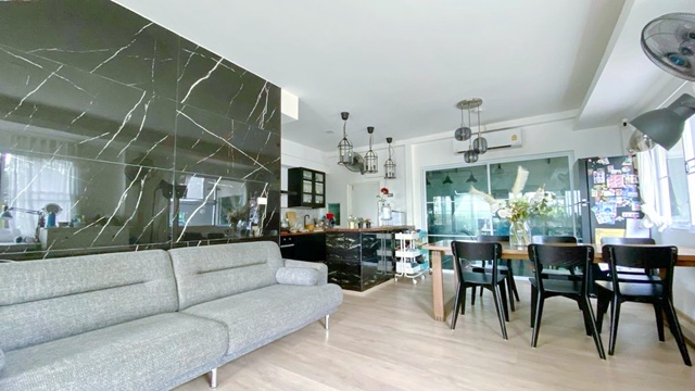 MRT ศรีเอี่ยม 4.2 กม.อินดี้ 2 บางนา รามคำแหง 2 ให้เช่า คฤหาสน์หรู ทาวน์โฮม 3 ชั้น หลังมุม หรูหรา 40 ตร.วา. 480 ตร.ม. พร้อมสนามหลังบ้าน