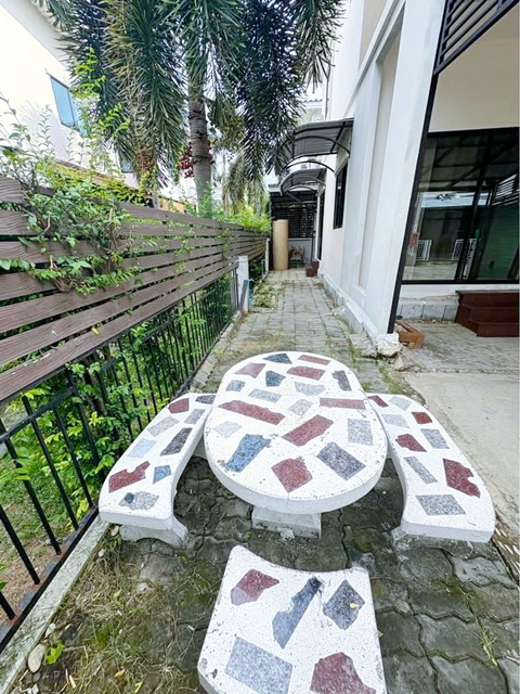 ให้เช่าทาวน์เฮ้าส์  2  ชั้น โลตัส บางกรวย-ไทรน้อย 1.8 กม. MRT คลองบางไผ่ 4.4 กม. 26 ตร.วา.