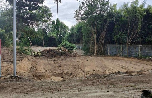 TEL:088-559 5199 คุณเอLine:https://line.me/ti/p/C0eGe0whLXขายที่ดินแปลงสวย ทำเลศักยภาพ ซอยมิตรสัมพันธ์ บ้านปึก ชลบุรีราคา 13,700 บาท / ตร.วายกแปลงเพียง 2,287,900 บาทค่าโอนคนละครึ่งขนาด 167 ตารางวาจุดเด่นของที่ดิ- ทำเลสงบ เป็นส่วนตัว เหมาะกับการสร้างบ้านพักอาศัย- เข้าซอยไม่ลึก เดินทางสะดวก- ถนนคอนกรีต น้ำประปา-ไฟฟ้าครบ- ที่ดินถมแล้ว พร้อมปลูกสร้างทันที- เอกสารสิทธิ์โฉนดครุฑแดง ใกล้สถานที่สำคัญมากมาย: