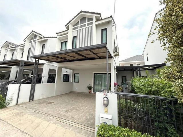 TEL:088-559 5199 คุณเอLine:https://line.me/ti/p/C0eGe0whLXขายบ้านทาวน์โฮม 2ชั้น สไตล์บ้านแฝดหมู่บ้านมณีรินทร์ปาร์ค บางพระ ชลบุรี ราคา 2.5 ลบ. (ขายต่ำกว่าประเมิน)ค่าโอน 50/50ราคาดีที่สุดในโครงการที่ดิน  : 27.30 ตารางวา3 ห้องนอน 2 ห้องน้ำ1 ห้องครัว1 ห้องรับแขกจอดรถยนต์ 2 คัน หมู่บ้านเงียบสงบมาก ไม่มีความวุ่นวายห่างจากถนนสุขุมวิท 900 เมตรแถมฟรี- แอร์ 3 เครื่อง (ติดตั้งไว้แล้ว)- ผ้าม่านทั้งหลัง (ติดตั้งไว้แล้ว)- 