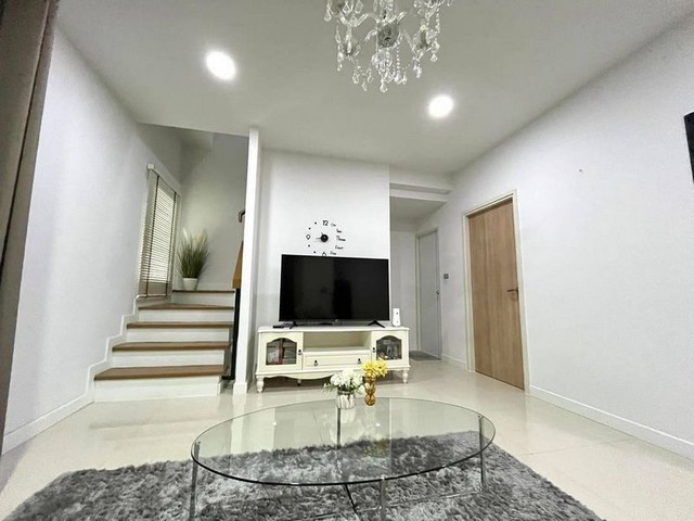 ขายทาวน์โฮม 2 ชั้น สไตล์บ้านแฝด ใกล้สุขุมวิท บางพระ-ศรีราชา ราคาถูกกว่าประเมิน! TP-H1548