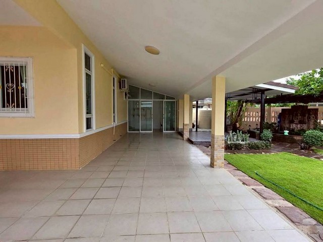 บ้านรีโนเวทในโลเคชั่นนี้ พื้นที่ใหญ่ 102.2 ตารางวา หลังมุม  ซอยสยามคันทรีคลับ