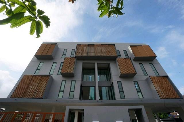 ให้เช่าโฮมออฟฟิศ 4 ชั้น 50 ตรว. มีดาดฟ้า ย่านรัชดา-ลาดพร้าว ซ.รัชดา 32 ใกล้ MRT ลาดพร้าว ใช้ที่อยู่จดทะเบียนได้