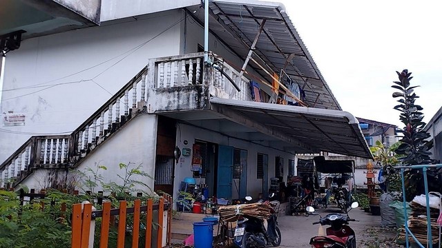 ขายถูกที่ดินสี่เหลี่ยมผืนผ้า อยู่แถวเลียบคลองภาษีเจริญฝั่งใต้ 2 จากถนนเพียง 150 เมตร เนื้อที่ 69 ตรว. ทำเลดี ถมแล้ว  ห้างเดอะมอลล์ บางแค