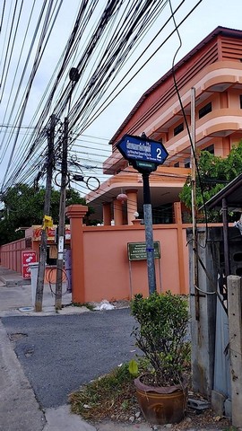 ขายถูกที่ดินสี่เหลี่ยมผืนผ้า อยู่แถวเลียบคลองภาษีเจริญฝั่งใต้ 2 จากถนนเพียง 150 เมตร เนื้อที่ 69 ตรว. ทำเลดี ถมแล้ว  ห้างเดอะมอลล์ บางแค