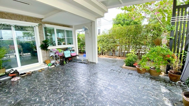 หลังมุม หรูหรา 42 ตร.วา. 482 ตร.ม. ให้เช่า คฤหาสน์หรู ทาวน์โฮม 3 ชั้น พร้อมสนามหลังบ้าน  อินดี้ 2 บางนา รามคำแหง 2  MRT ศรีเอี่ยม 4.2 กม.