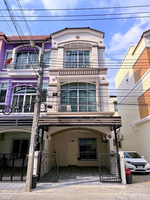 ให้เช่าทาวน์โฮม 3 ชั้น หลังมุม 26ตร.วา. 306ตร.ม. MRTโชคชัย4 1.26กม. เฟอร์นิเจอร์ Built-in ทั้งหลัง รร.นานาชาติโอ๊คเบอรี 2.6 กม. 4นอน 4 น้ำ 