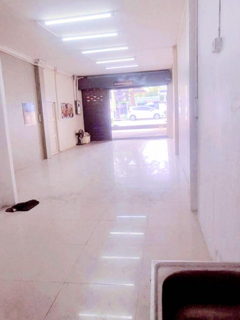 ม.พระจอมเกล้าฯ บางมด 2 กม  เซ็นทรัล พระราม 2 3.5 กม.  BTS วุฒากาศ 4.8 กม. อาคาร 3 ชั้น 19ตร.วา. 229ตร.ม. ซ.พุทธบูชา 2-16  ถ. พระราม2