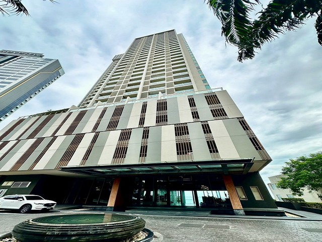 TEL:088-559 5199 คุณเอLine:https://line.me/ti/p/C0eGe0whLXขายคอนโดมือ 1 มารีน่า เบย์ฟร้อนท์ ศรีราชา (Marina Bayfront Sriracha)ราคาพิเศษเพียง 4.7 ล้านบาท (จากเดิม 5.5 ล้าน)ขายขาดทุน ถูกกว่าราคาตลาด!!รายละเอียดห้อง:ขนาด 47.95 ตร.ม.  ห้องมุม1 ห้องนอน  1 ห้องน้ำระเบียงขนาดใหญ่ วิวสวยครบ 3 มิติ: ภูเขา / ทะเล / เมืองครัวบิ๊วท์อิน / เฟอร์นิเจอร์ใหม่ครบ / แอร์ 2 เครื่อง / อ่างอาบน้ำแถมฟรี!! วอลเปเปอร์ใหม่ทั้งห้องจุดเด่นโครงการ:- คอนโดหร