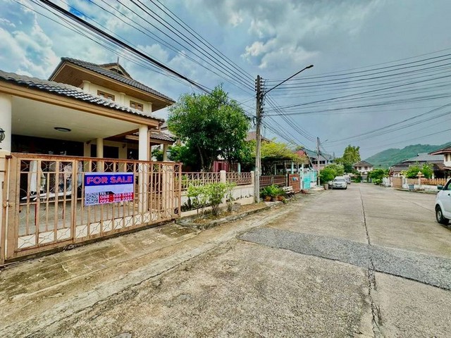 TEL:088-559 5199 คุณเอLine:https://line.me/ti/p/C0eGe0whLXขายด่วน! บ้านเดี่ยวมือสอง สาพดี เดินทางสดวกโครงการ สุขกมลการ์เด้นท์ฮิลล์  ศรีราชา ชลบุรีราคาขายเพียง 2.5 ล้านบาทบ้านเดี่ยว 2 ชั้นขนาดที่ดิน 45 ตารางวาพื้นที่ใช้สอย 244 ตารางเมตร3 ห้องนอน | 2 ห้องน้ำหมู่บ้านมีระบบรักษาความปลอดภัย รปภ. 24 ชั่วโมงจุดเด่นทำเล – เดินทางสะดวก ใกล้ถนนหลักและนิคมฯ- ติดถนนเก้ากิโล เดินทางสะดวกไปพัทยา แหลมฉบัง เครือ