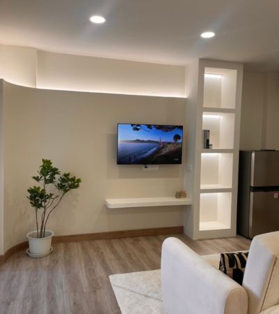 คอนโด ห้องใหม่ วิวฝั่งถนน ริมน้ำแมนชั่น  ทำเลเลียบรั้ว มช. ใกล้ประตูไผ่ล้อม ซื้ออยู่เองหรือปล่อยเช่าก็ง่าย มีที่จอดรถ 