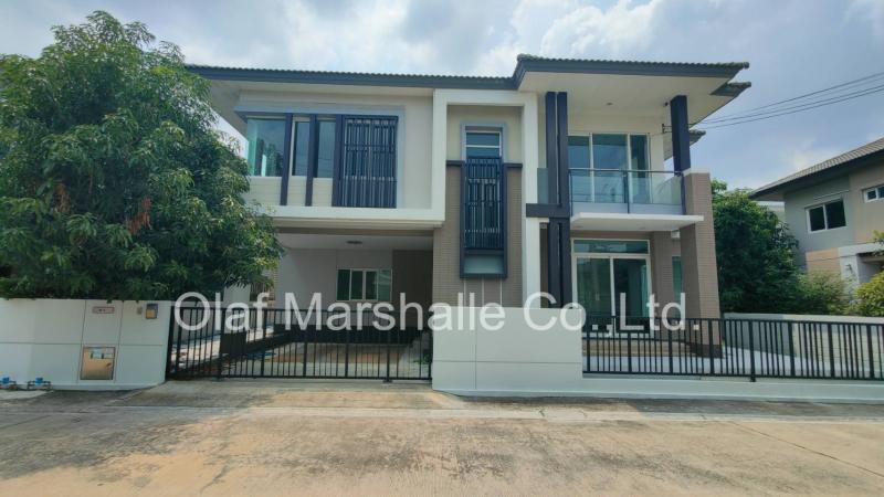 รายละเอียดรหัสประกาศ : OM26714ราคา : 11,800,000 บาท ที่ตั้ง : 98 ถ.ราชพฤกษ์ แขวงตลิ่งชัน เขตตลิ่งชัน กรุงเทพมหานคร 10170  ====================================== จุดเด่น- บ้านเดี่ยว 2 ชั้น สภาพดี รองรับครอบครัวใหญ่- พื้นที่รอบบ้านสามารถจัดสวน/ปลูกต้นไม้ เพิ่มพื้นที่สีเขียว- ทำเลสงบ เหมาะสำหรับพักอาศัย เป็นส่วนตัว ไม่พลุกพล่าน- ใกล้สิ่งอำนวยความสะดวกครบ ทั้งห้าง ตลาด โรงพยาบาล และโรงเรียนชั้นนำ- โครงการ