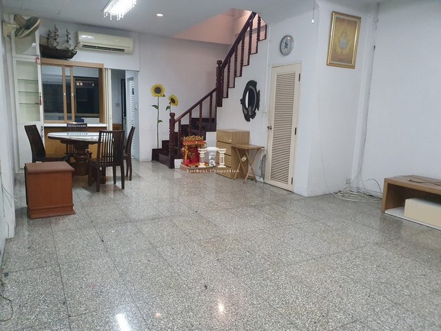 ขาย ทาวน์เฮ้าส์ สุขุมวิท 62, บางจาก, สุขุมวิทหมู่บ้านเรืองศิริ ทาวน์โฮม 3 ชั้น + ดาดฟ้า เนื้อที่ 24 ตร.ว.ทำเล : สุขุมวิท 62, บางจาก, สุขุมวิทใกล้ BTS บางจาก, BTS ปุณณวิถี, ทางด่วน, True Digital Park, Wells International School, Cloud 11, ตลาดบางจากถนนกว้าง 6 เมตรบ้านในโครงการเท่านั้น, ใช้อยู่อาศัยเอง, เหมาะลงทุนปล่อยเช่าเพดานสูง 2.9 เมตร 2 ห้องเก็บของ*******************ต้องการรายละเอียดเพิ่มเติม หรือ ฝากขาย / ให้เช่า อสังหาริม