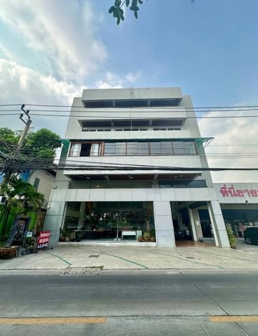 ขายอาคารเรียบด่วนรามอินทรากรุงเทพฯ ขายตึก 4 ชั้นครึ่งบนเนื้อที่ 300 ตร.ว. เลียบด่วนรามอินทรา