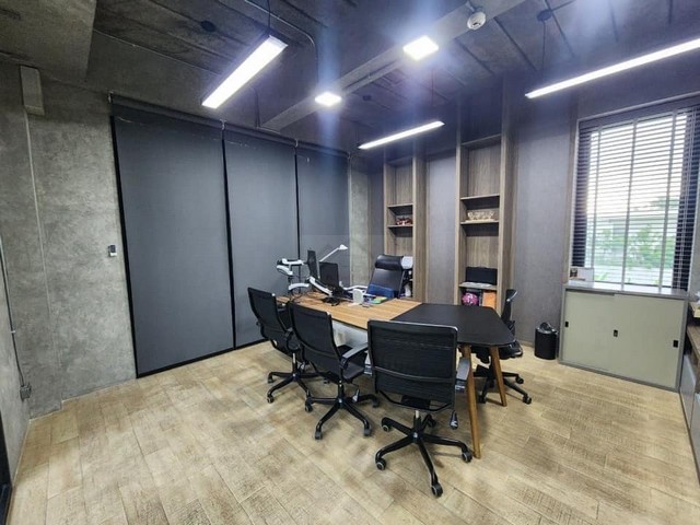 ขายอาคารสำนักงานรวมที่พักอาศัย 4 ชั้น เนื้อที่ 296 ตรว. 995 ตรม. ถนนสุขาภิบาล 5 จอดรถกว่า 20 คัน พร้อมลิฟท์ ใกล้ทางด่วน 600 เมตร