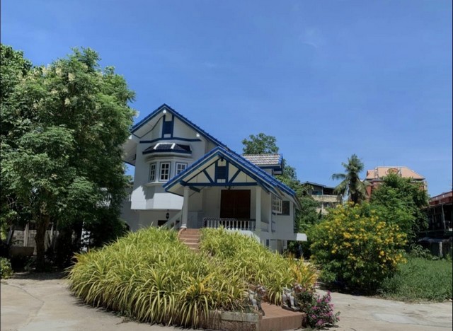 ให้เช่าบ้านต่างระดับ 4 ชั้น ซ.เจริญรัถ 30 เนื้อที่ 600 ตร.วา ใจกลางเมือง ใกล้ไอคอนสยาม 300 เมตร เหมาะทำธุรกิจ