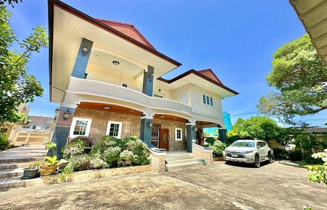 TEL:088-559 5199 คุณเอLine:https://line.me/ti/p/C0eGe0whLXขายบ้านหลังใหญ่ 3 หลัง พร้อมเรือนรับรอง ใจกลางหนองมน ชลบุรี - ทำเลดี ใกล้ชุมชนพิกัด: หนองมน อ.เมืองชลบุรี จ.ชลบุรีราคาขาย: 18 ล้านบาทค่าโอน: คนละครึ่ง (50/50)รายละเอียดทรัพย์ที่ดินขนาดใหญ่ 288 ตารางวา ภายในมีบ้านทั้งหมด 3 หลัง + เรือนรับรองเหมาะสำหรับครอบครัวใหญ่ หรือทำเป็นโฮมออฟฟิศ / ที่พักตากอากาศ- บ้านหลัก (หลังใหญ่)4 ห้องนอน 4 ห้องน้ำ1 ห้องรับร