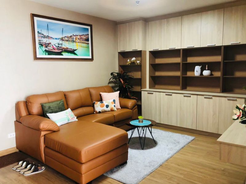 TEL:088-559 5199 คุณเอLine:https://line.me/ti/p/C0eGe0whLXให้เช่า ลัดดาคอนโดวิว ศรีราชาค่าเช่าเพียง 16,000 บาท/เดือนมัดจำ 2 เดือน - ล่วงหน้า 1 เดือนใจกลางเมืองศรีราชาชั้นสูง 20 วิวทะเลสุดสายตาห้องขนาด 51ตร.ม.1 ห้องนอน 1 ห้องน้ำห้องตกแต่งพร้อมเข้าอยู่ – หิ้วกระเป๋าใบเดียวเข้าอยู่ได้เลยประตูดิจิตอล เข้าห้อง สิ่งอำนวยความสะดวกครบครัน- ฟิตเนส- สระว่ายน้ำ- ระบบรักษาความปลอดภัย 24 ชม.ทำเลทอง- ใกล้ห้างโรบิ