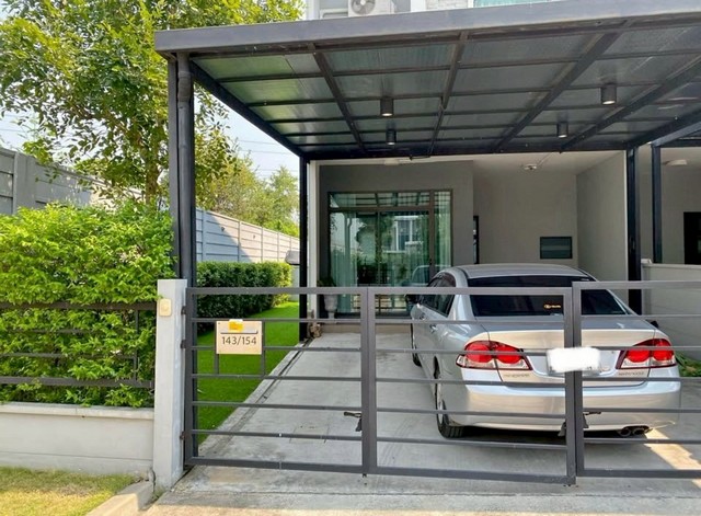 LV53220 ให้เช่า ทาวน์โฮม พลีโน่ รามอินทรา-วงแหวน พรีเมียมทาวน์โฮมพร้อมอยู่ ติดถนนใหญ่ ใกล้ทางด่วนราคาเช่า : 16,000 บาท/เดือน (หากรับเฟอร์ครบทั้งหลัง เรท 20,000)ที่ตั้ง : ถนนคู่ขนานวงแหวนกาญจนาภิเษก แขวงสามวาตะวันตก เขตมีนบุรี กทม.ชื่อโครงการ : พลีโน่ รามอินทรา-วงแหวน Pleno Ramintra-Wongwaenรายละเอียด :- ที่ดิน 34 ตร.ว. มีสวนข้างบ้าน- พื้นที่ใช้สอย 126 ตร.ม. (ยังไม่รวมพื้นที่สวนและสนามหญ้าเทียม)-