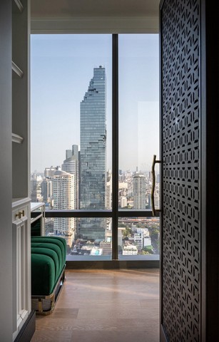 LV53218 ให้เช่า คอนโด แอชตัน สีลม Ashton Silom บนทำเลใจกลาง CBD ติดถนนสีลม ใกล้ BTS ช่องนนทรีราคาเช่า : 50,000 บาท/เดือน ที่ตั้ง : ถนนสีลม แขวงสุริยวงศ์ เขตบางรัก กทม. 10500ชื่อโครงการ : แอชตัน สีลม Ashton Silomรายละเอียด :- ขนาด 50 ตร.ม.- 1 ห้องนอน - 1 ห้องน้ำ - ชั้นสูง (หันหน้าไปทางทิศตะวันออก)- ตกแต่งสวยงาม พร้อมเครื่องใช้ไฟฟ้าสิ่งอำนวยความสะดวก : – Lobby– Swimming Pool-– Kid’s Pool– Onsen, Jacuzzi– Fitness– Private Fitness– Massage Room– Library– Business Lounge– Access Card Contro