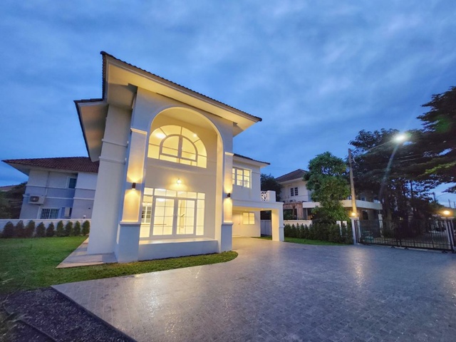 บ้านเดี่ยวหรู 2 ชั้นหลังมุม 95ตร.วา. ให้เช่าคฤหาสน์ 5 นอน ตลาดเพชรโพธิ์แจ้ 1.9 กม.บางน้ำจืด พระราม2-เอกชัย  300ตร.ม. ขนาดใหญ่  รีโนเวทใหม่