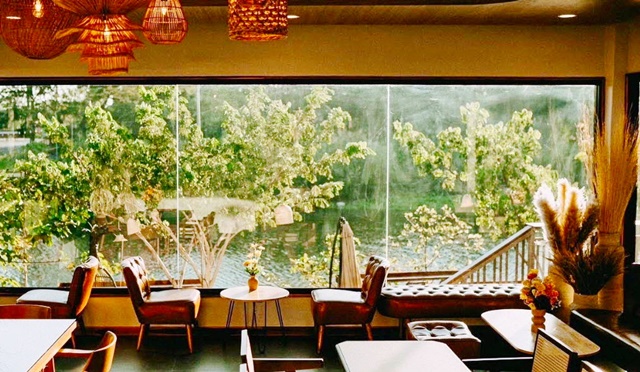 ทำโฮมสเตย์ ลานกางเต๊นท์  บางปะหัน วิวแม่น้ำ ทำร้านอาหาร  อยุธยา ให้เช่าที่ดินถมแล้ว ริมตลิ่งคาเฟ่ ที่ดิน 2.5 ไร่ 4002ตรม. จากกทม. 46นาที 