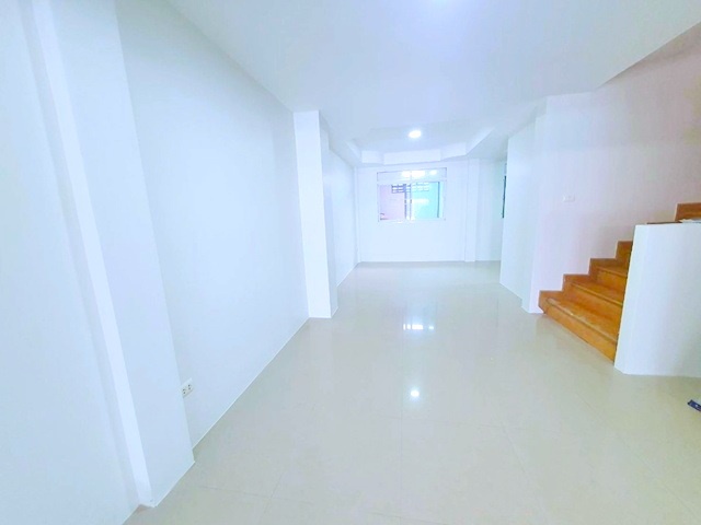 ฟู้ดแลนด์ รามอินทรา600ม.  MRTรามอินทรา กม.4 31 700 ม. ใหญ่มาก ขาย-ให้เช่าทาวน์เฮาส์ 2 ชั้น 3นอน 24ตร.วา.