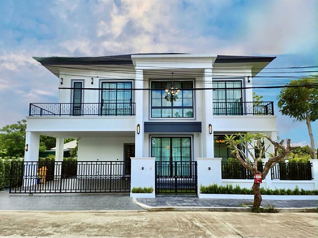 Le Villa Rung Arun  พูลวิลล่าสุดหรูสร้างใหม่ 5 ห้องนอน 6 ห้องน้ำ 3 ห้องนั่งเล่น  2 ห้องครัว  สระว่ายน้ำระบบน้ำเกลือ พร้อมเฟอร์นิเจอร์สุดหรูทั้งหลัง ย่านทำเลทองกาดฝรั่ง หางดง พร้อมสิ่งอำนวยความสะดวก โรงเรียนนานาชาติ และ แหล่งท่องเที่ยว เพื่อยกระดับการอยู่อาศัยให้คุณและครอบครัว ราคาขาย 18,500,000 บาท  5 Beds 6 Baths - Houseกาดฝรั่ง, บ้านแหวน, หมู่ที่ 3, เชียงใหม่ 50230, ประเทศไทย## รายละเอียดตัวบ้า