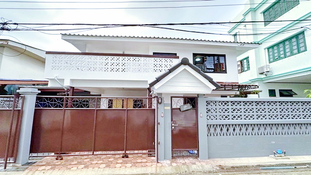 ไม่เคยอยู่  รัชดา  คฤหาสน์ 2 ชั้น MRT ห้วยขวาง 699ม ใกล้7-11 20เมตร 3-4นอน 3ปีมีครั้ง  เหม่งจ๋าย ประชาราษฏร์บำเพ็ญ12-19  3แอร์