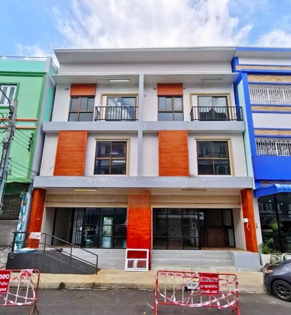 ใจกลางตลาด 6 นอน ให้เช่าอาคารพาณิชย์ 2 คูหา 3 ชั้น 42ตร.วา.493 ตร.ม.BTS ปากน้ำ 998ม.วิวแม่น้ำเจ้าพระยา   6 น้ำ ต่อรองได้ พร้อมที่จอดรถ ร